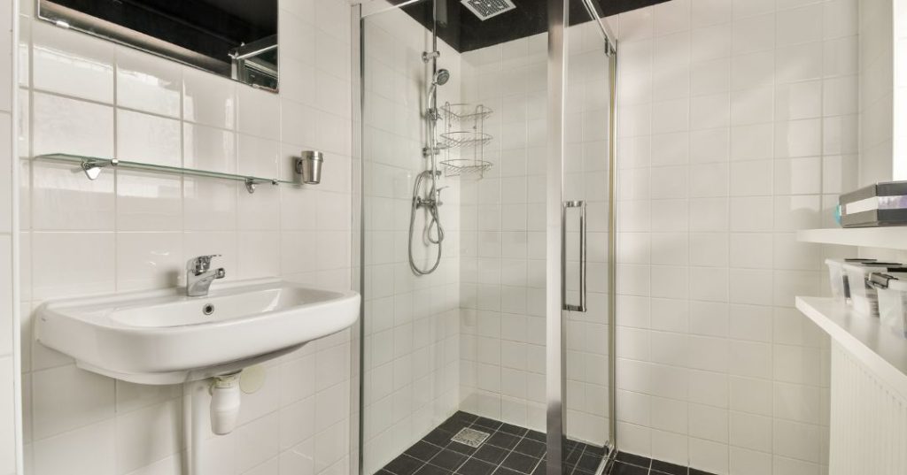 Como Limpar Box de Vidro no Banheiro em Santos: 4 Passos e Dicas Box de vidro em Santos